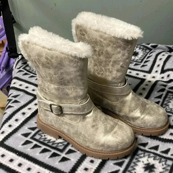 Carter’s Silver Foil Design Faux Fur Winter Boots Size 3 - Picture 1 of 8